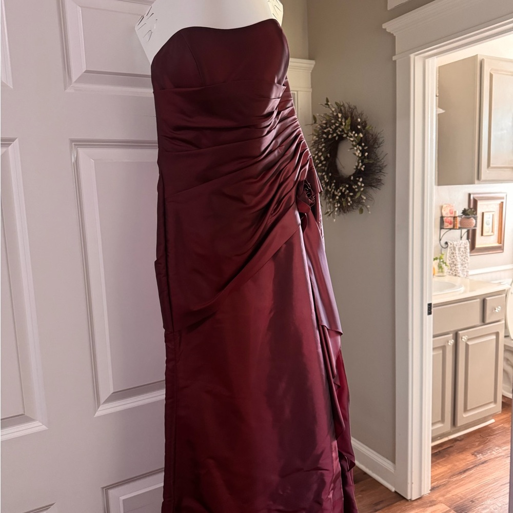 Elegant Burgundy Strapless Dress